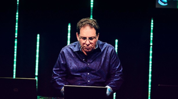 Han hackede NSA og blev jagtet af FBI: Nu advarer han Danmark mod digitale slyngler