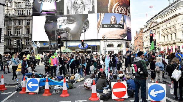 Klima-aktivister blokerer det centrale London