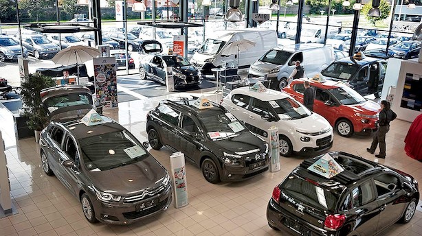 Billigere biler og bedemænd: Inflationen får et hak nedad