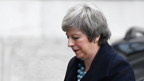 Medie: Theresa May opgiver at få brexitaftale vedtaget nu - udskyder afstemning