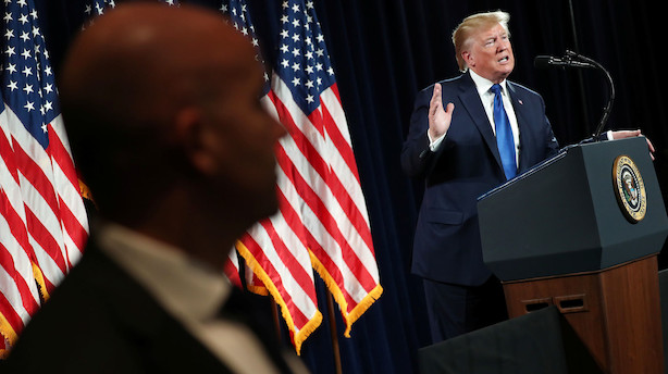 Trump overvejer at tage med til Putins militærparade