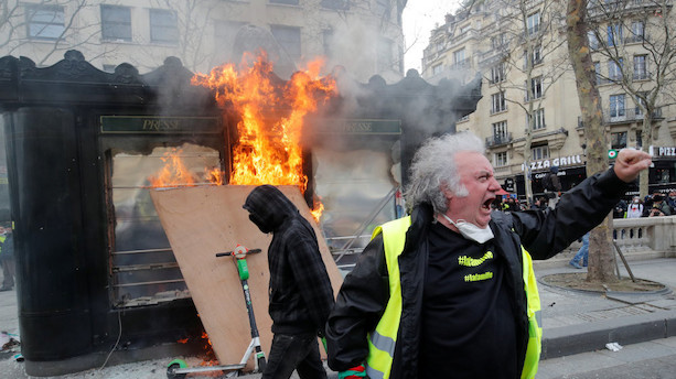 Butikker på Champs-Élysées plyndret under uro i Paris