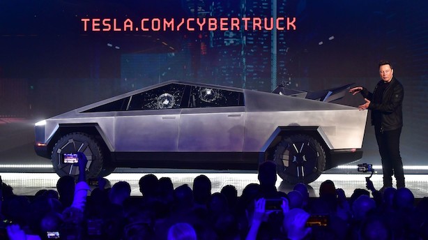 Tesla-milliardær Elon Musk lancerer skudsikker rumbil: Men under præsentation viste elbilen svaghedstegn