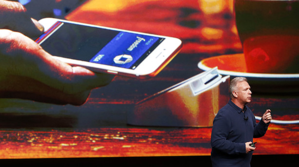 Nu kan du lade Dankortet blive hjemme og betale med Apple Pay som Danske Bank-kunde