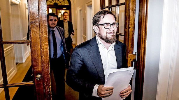 Minister om 60.000 ekstra par hænder: "Det ser svært ud"