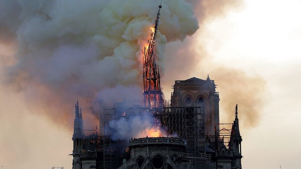 Store dele af Notre Dame omdannet til aske under storbrand: "Alt brænder"