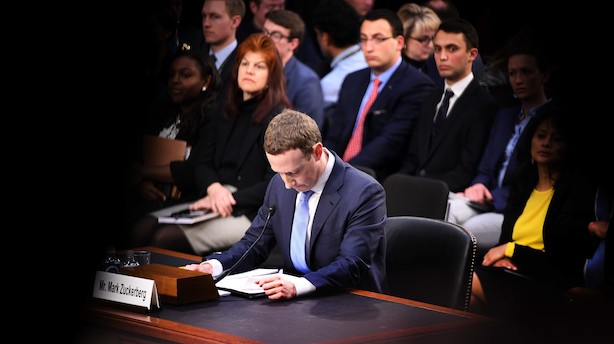 Facebook-stifter Mark Zuckerberg grillet - fik også misbrugt personlige data
