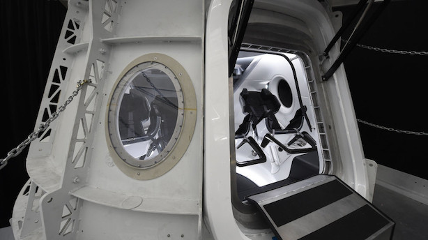 SpaceX sælger første turisttur om Månen