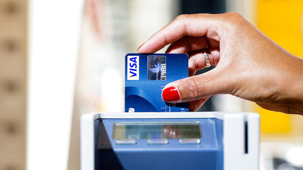 Politisk flertal vil have bankernes gebyrhop frem i lyset