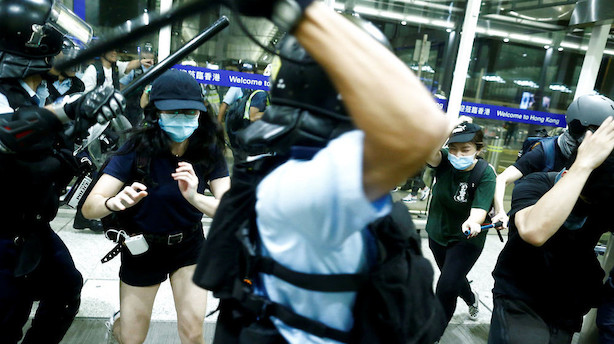 Lufthavn i Hongkong genåbner med forbud mod nye protester