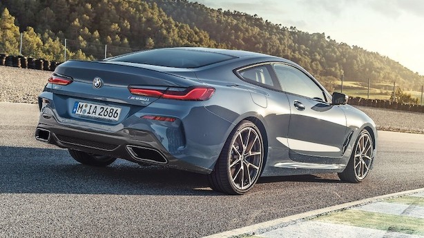 Lav og bred BMW 8-serie med kraftig V8-motor