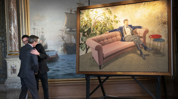 Frederik med seler og rosafarvet sofa