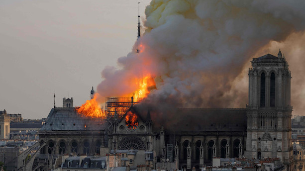 Notre Dames tårne er reddet - Macron hylder brandmænds indsats