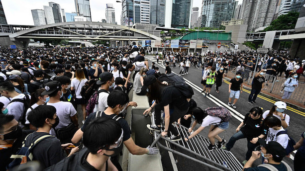 Demonstranter omringer regeringshovedkvarter i Hongkong