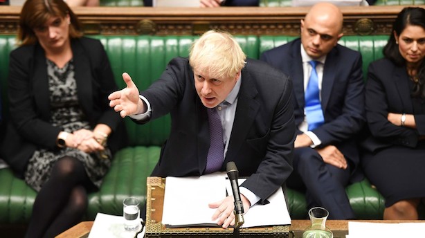 Flertal i det britiske parlament stemmer for Boris Johnsons brexitaftale - men afviser hans stramme tidsplan