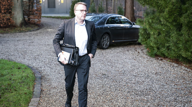 Skatteminister freder departementschef efter sommerhussag