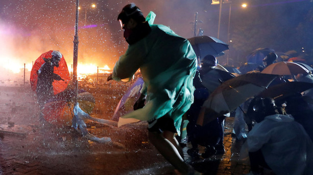 Politiet i Hongkong anholder demonstranter udenfor universitet