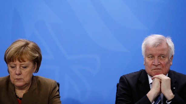 Mens du sov: Merkels indenrigsminister truer med at trække sig efter asylopgør