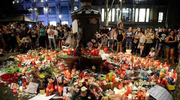 Blomster og lys spredes over hele Ramblaen efter dødeligt angreb