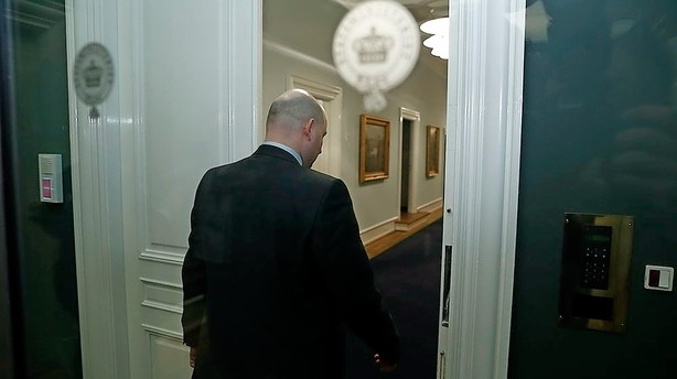 Søren Pape vandrer ud og ind hos statsministeren