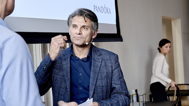 Pandora-direktør om faldende salg og stillestående omsætning: "Vi er blevet svage til at få kunderne til at købe charms"
