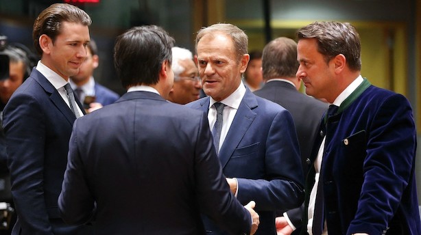EU godkender: Udskyder brexit efter dramatisk topmøde