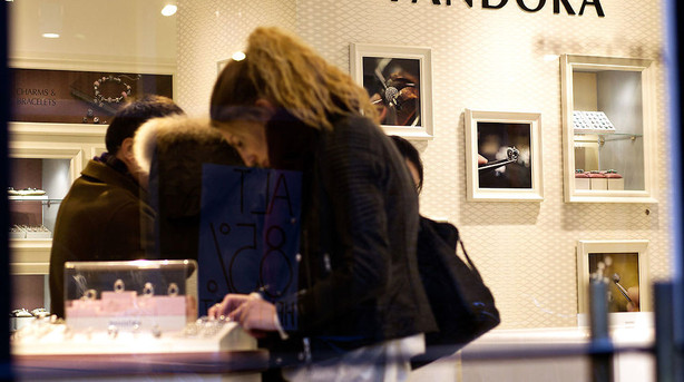 Pandora-aktien falder tungt på konservative 2016-meldinger
