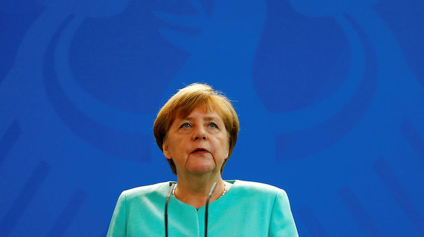 Merkel genvalgt som kansler for fjerde gang