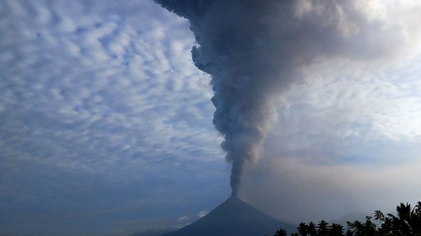 Vulkanudbrud i Indonesien slynger aske op i atmosfæren