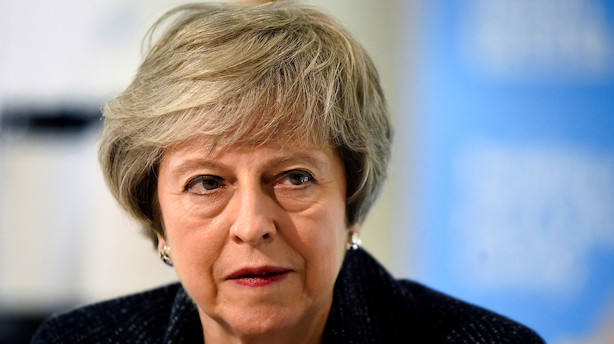 Theresa May får kritik for at trække tiden: "Vores land står over for den største krise i en generation"
