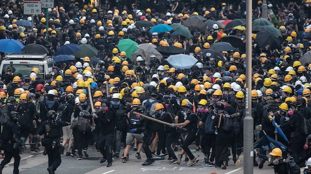 Nye hårde gadekampe ryster Hongkong