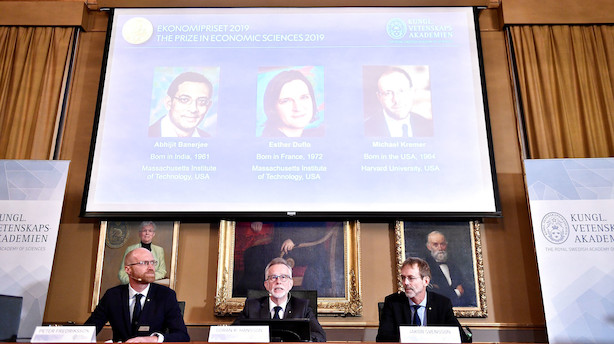 Fransk-indisk ægtepar fra MIT og en amerikansk Havardprofessor har knækket koden til global fattigdom – nu har de fået nobelprisen for det