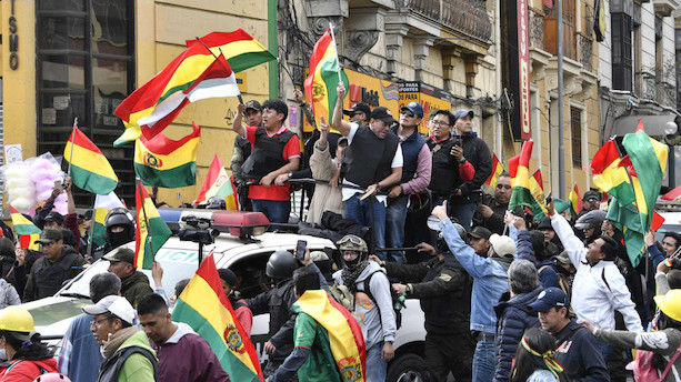 Bolivias pressede præsident meddeler sin afgang