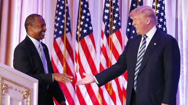 Ben Carson udtrykker officielt sin støtte til Trump