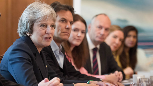 Konservativt oprør om brexit fortsætter trods sejre til May