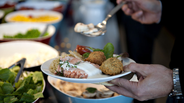 Restauranter lokker med billig mad – tjener kassen på sodavand