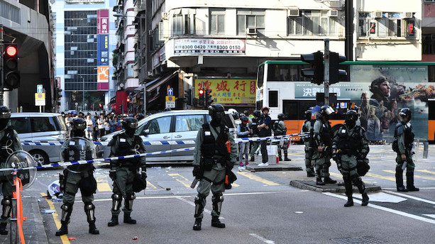 Betjent skyder demonstrant i brystet under uro i Hongkong
