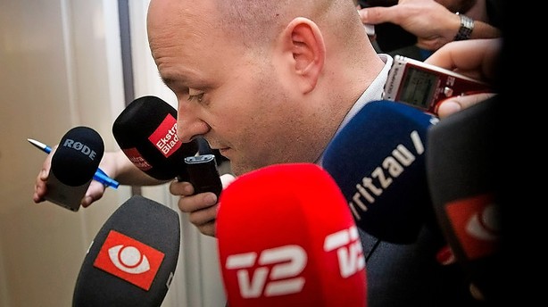 Pape var væk i en time fra møde om regeringens fremtid