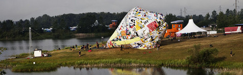 Plasticposer bliver til kæmpe ballon-kunst
