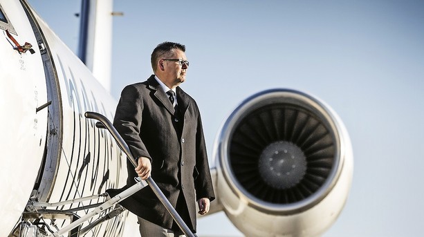 Tøjmilliardærs flyfirma er ingen pengemaskine