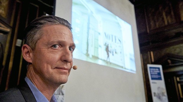 Lampe-direktør smykker sig med falsk titel