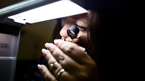 Guldbarrer og Rolex-ure: Pantsæt dine værdier og få råd til at rejse