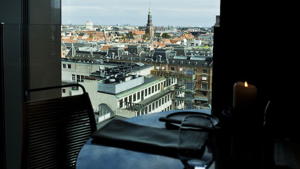 Ny mondæn restaurant med udsigt over Rådhuspladsen