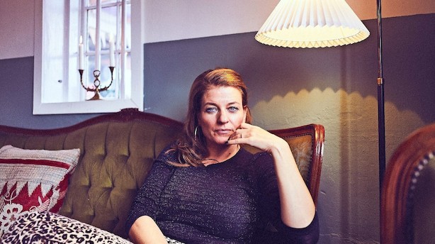 Manden passer børnene, mens hun skriver bestsellere