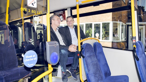 Floppede med butiksskærme: Tjener nu millioner på busser