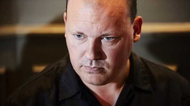Dansk vinmand laver te på champagneflasker