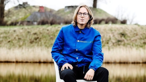 23-årig forfatter: "Jeg ser det lidt som min pligt at skrive det pinlige og pinefulde frem"