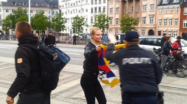 Børsen mener: Skyd på hykleriet - ikke på politiet