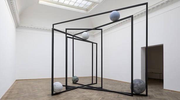 Anmeldelse: Overvældende instalations- og arkitekturkunst på Charlottenborg