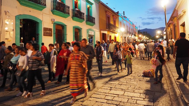 I mexicanske Oaxaca kan du lade guidebogen ligge derhjemme og gå på opdagelse i farvestrålende gader